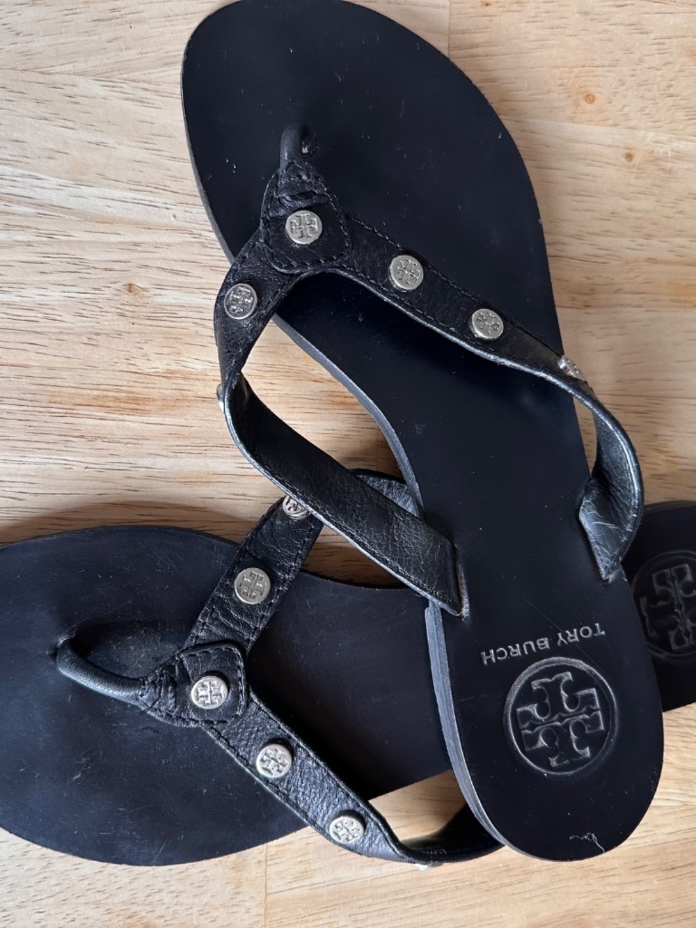 Tory Burch Black Leather Thong Sandal with logo stud detail. Size 7 - Picture 4 of 4